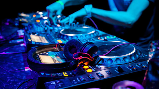 Disc-jockey animation de soirée